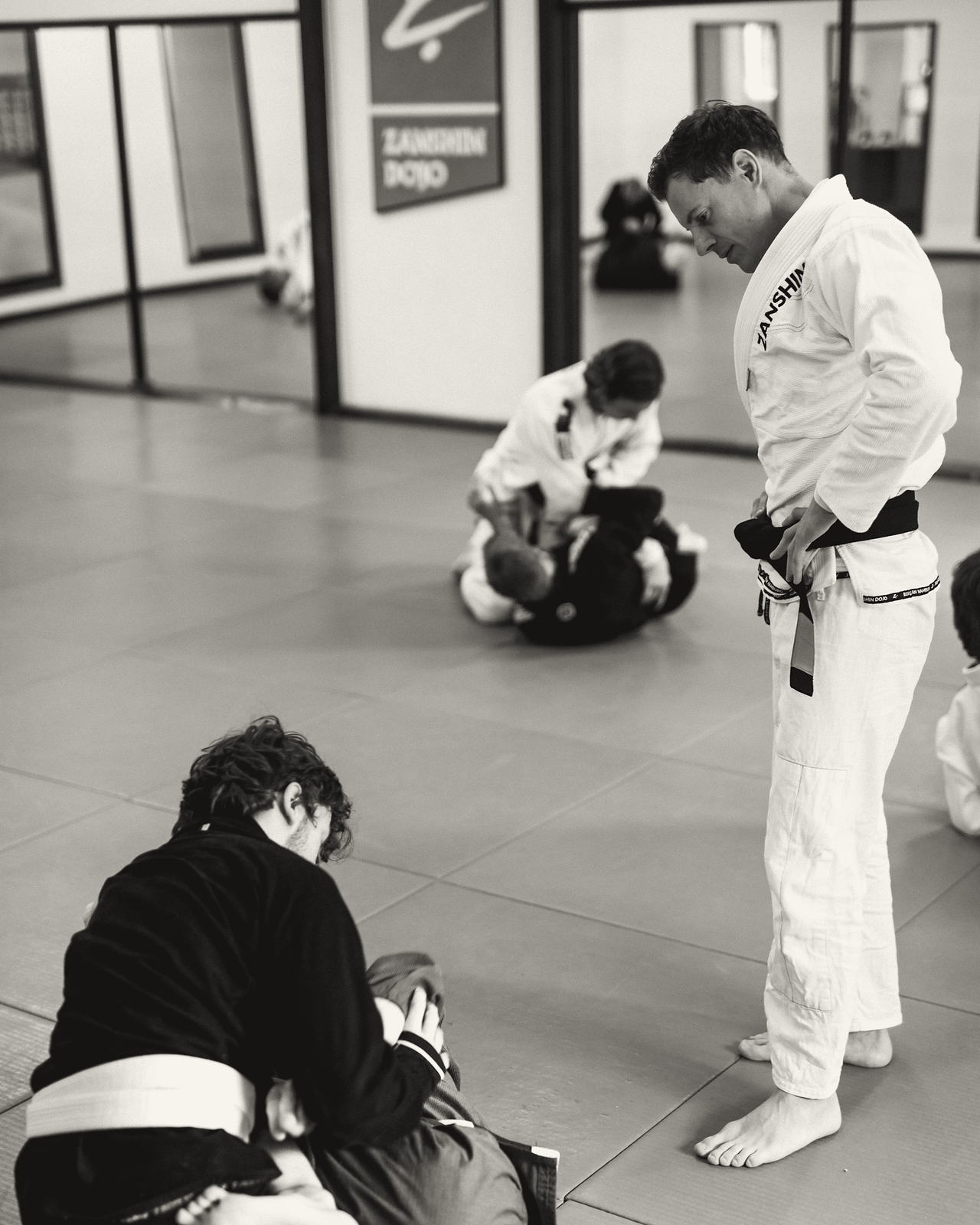 Egidijus Kel im Gi mit Schwarzgurt beim Brazilian-Jiu-Jitsu-Training