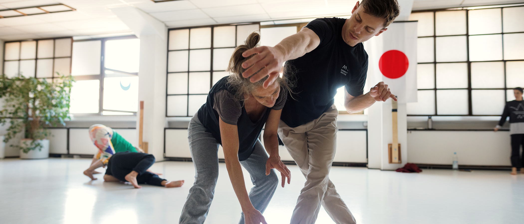 Movement-Training zu zweit in einem hellen Studio